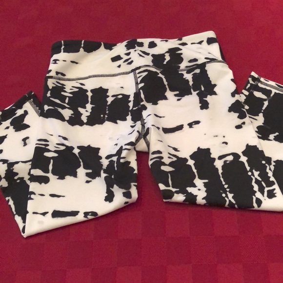Alo Cropped Airbrush Legging in Black White Print Size Small - Picture 11 of 17